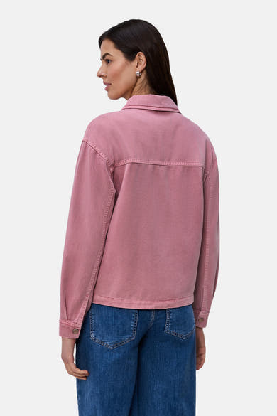 Roze gewassen gilet van STREET ONE, rugdetail, gedragen over een blauwe jeans.