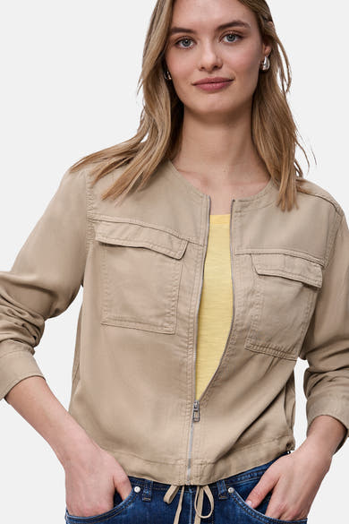 Beige blouse met lange mouwen van Street One, gedragen met een geel T-shirt en een blauwe jeans.
