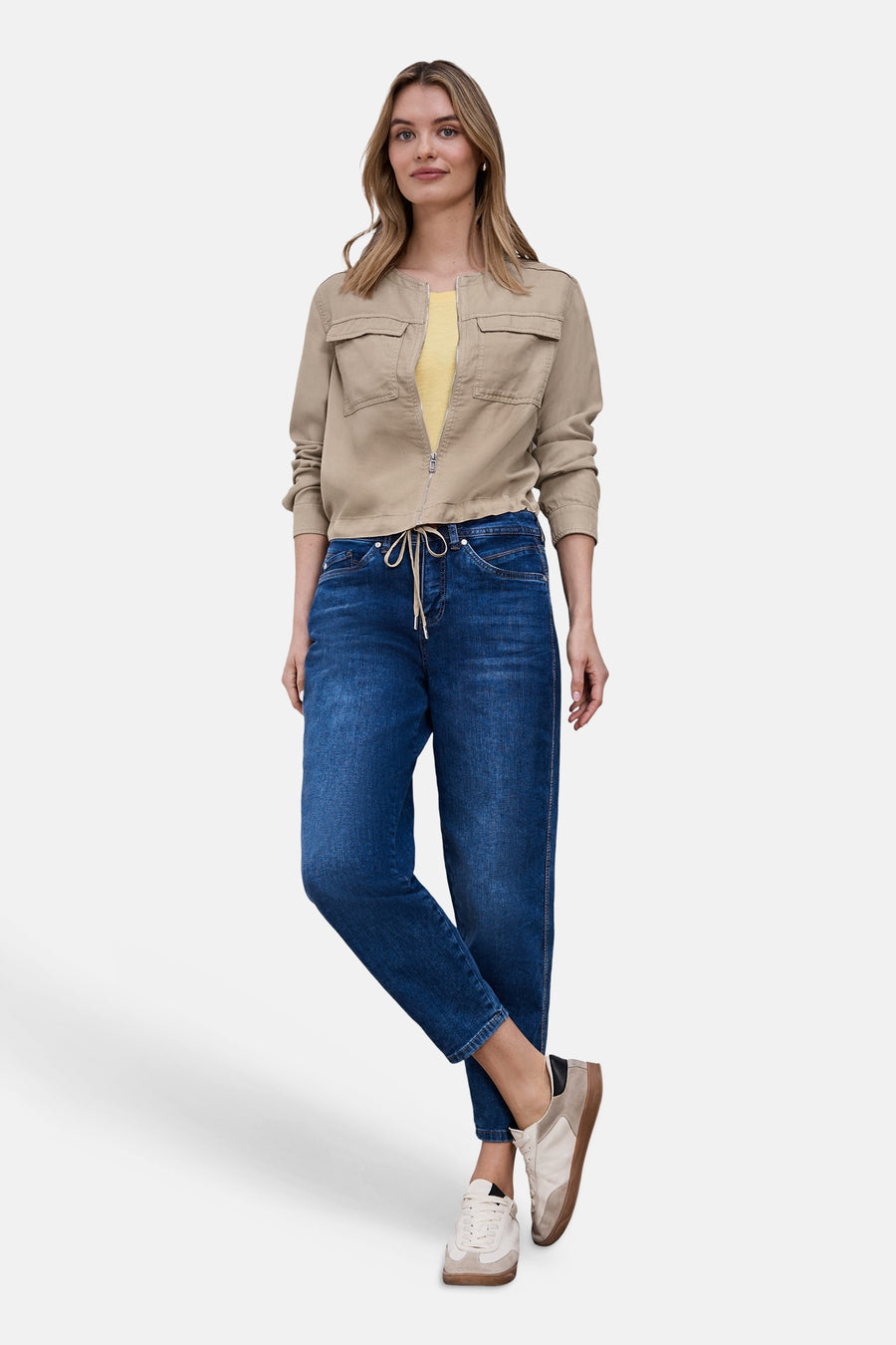 Chemise beige à manches longues de Street One, portée avec un t-shirt jaune et un jean bleu.