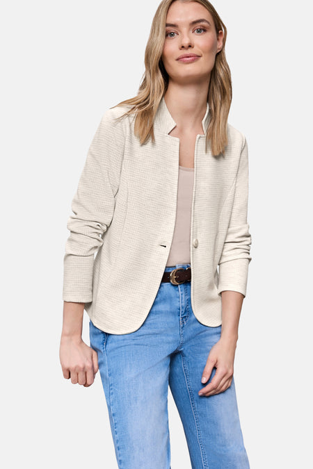 Beige blazer van STREET ONE met een geweven textuur, gedragen met een blauwe jeans en bruine schoenen.