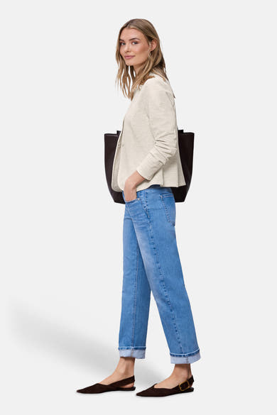 Blazer beige par STREET ONE avec une texture tissée, porté avec un jean bleu et des chaussures marron.