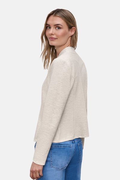 Blazer beige de Street One, à la texture discrète, porté avec un jean bleu.