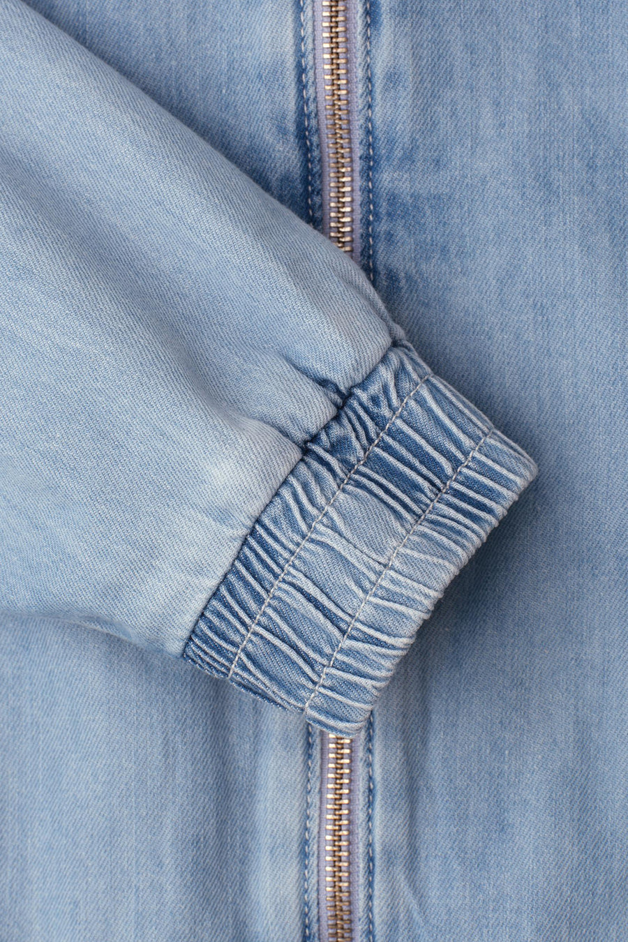 Lichtblauwe spijkerjas van STREET ONE, close-up van een mouw met elastische manchet en een metalen ritssluiting.