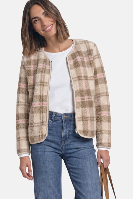 Veste casual multicolore à carreaux STREET ONE portée avec un top blanc et un jean bleu.
