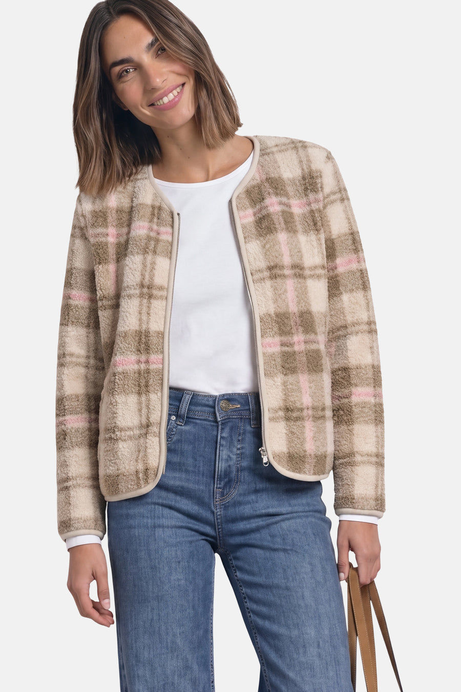 Veste casual multicolore à carreaux STREET ONE portée avec un top blanc et un jean bleu.