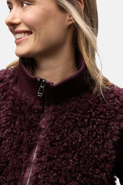 Gilet rouge bordeaux en imitation fourrure de Street One, avec fermeture éclair et col montant.
