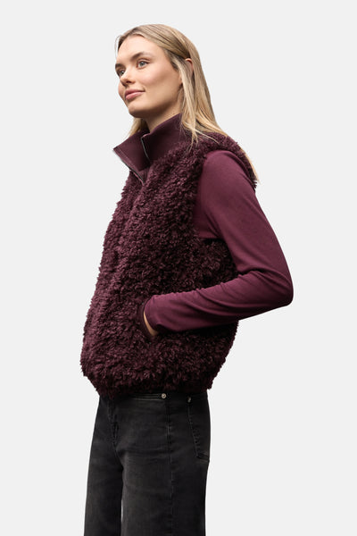 Gilet rouge en fausse fourrure par STREET ONE, porté avec un haut à manches longues et un jean noir.