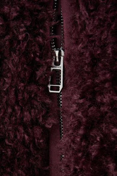 Gilet bordeaux en fausse fourrure de STREET ONE, avec fermeture éclair argentée.
