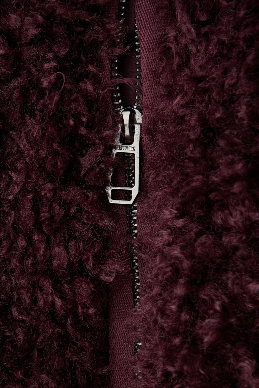 Gilet bordeaux en fausse fourrure de STREET ONE, avec fermeture éclair argentée.
