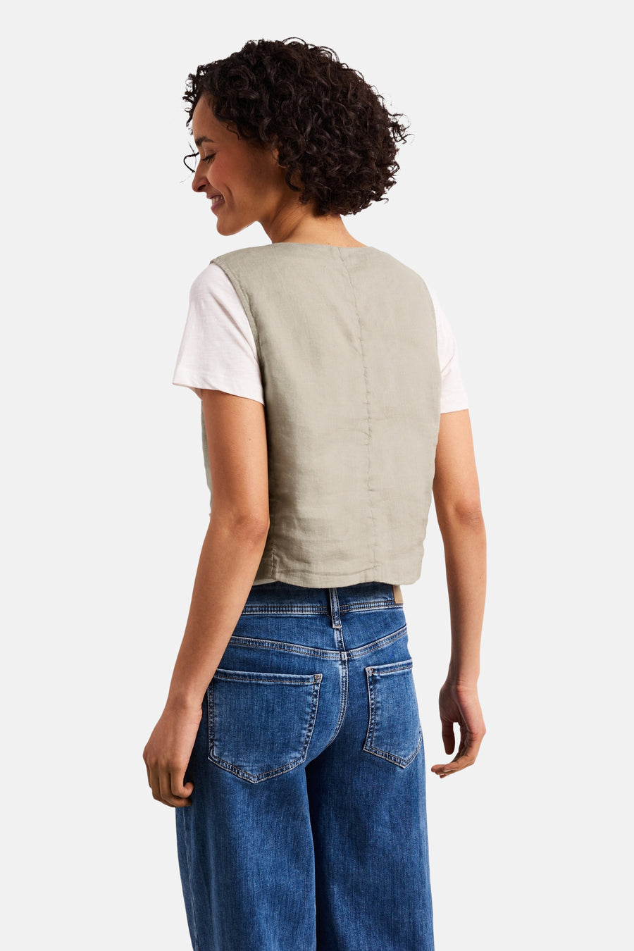 Beige mouwloos colbert van STREET ONE, gedragen over een wit T-shirt en een blauwe jeans, achtergezicht.
