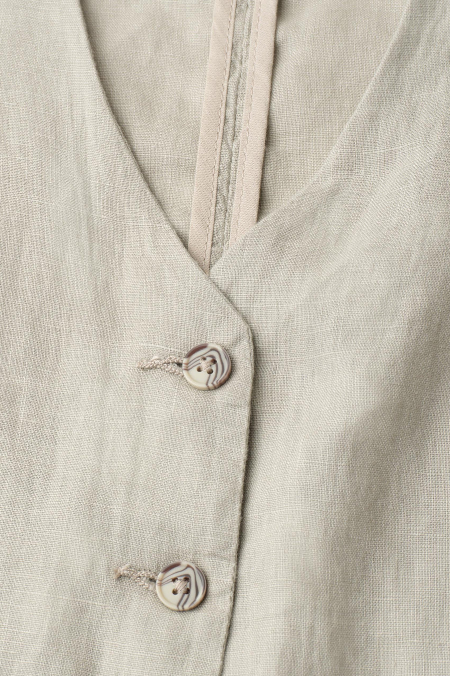 Beige linnen blazer van STREET ONE met twee gemarmerde knopen en een gestikte kraag.