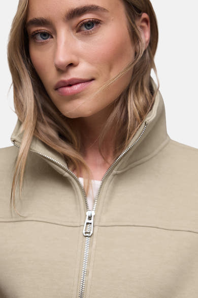 Beige gilet van STREET ONE met zilveren ritssluiting en opstaande kraag.
