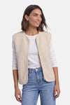 Gilet beige en fausse fourrure zippé de STREET ONE, porté avec un t-shirt blanc et un jean bleu clair, vue de face.