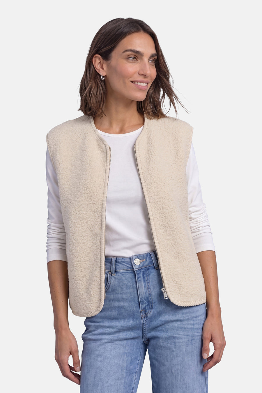 Gilet beige en fausse fourrure zippé de STREET ONE, porté avec un t-shirt blanc et un jean bleu clair, vue de face.