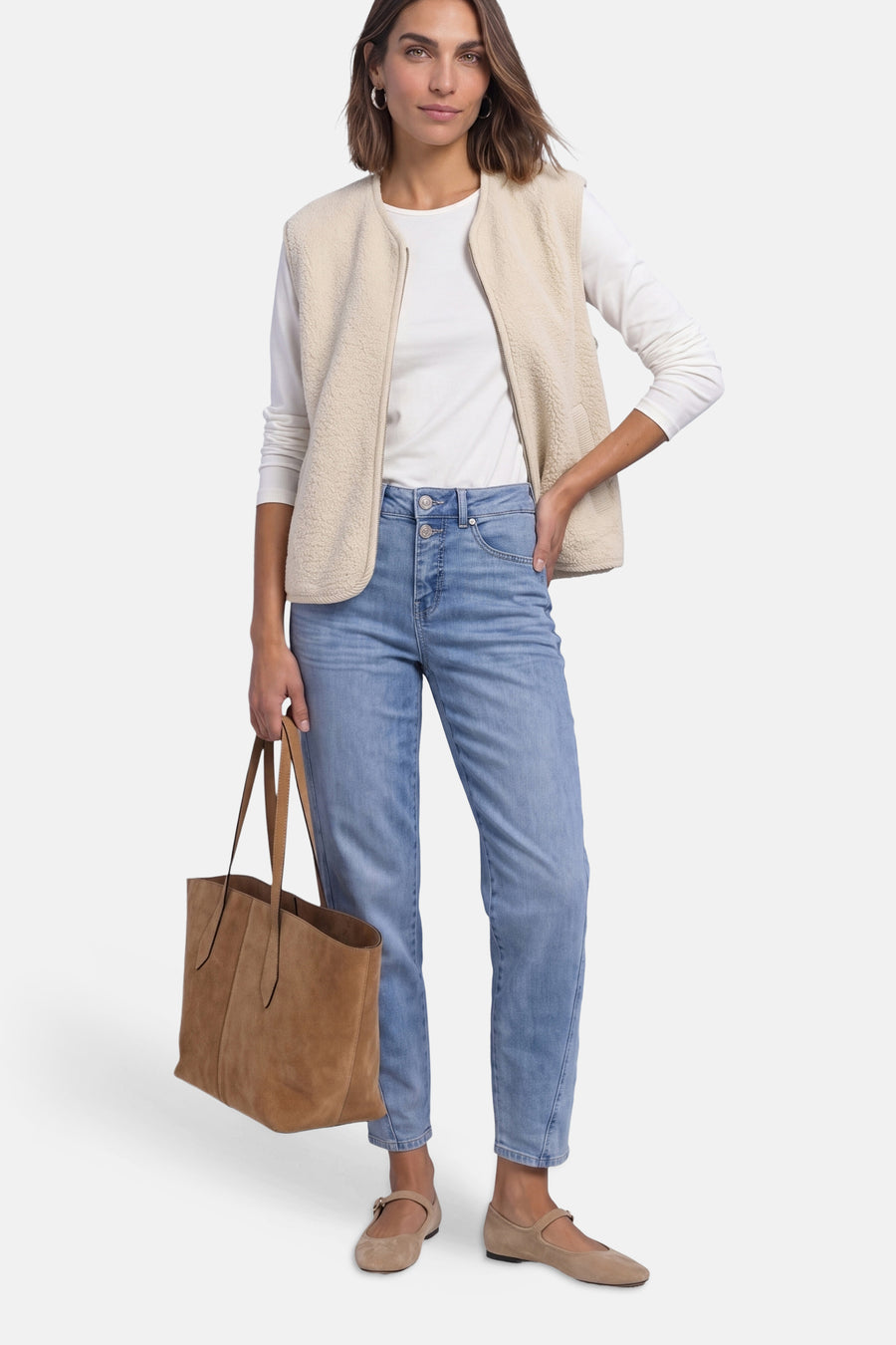 Gilet beige en fausse fourrure par STREET ONE, porté avec un t-shirt blanc, jeans bleu clair et sac en daim marron, vue de face.