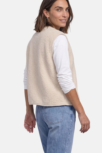 Gilet beige en fausse fourrure douce par STREET ONE, vue de profil, porté avec un t-shirt blanc et un jean bleu clair