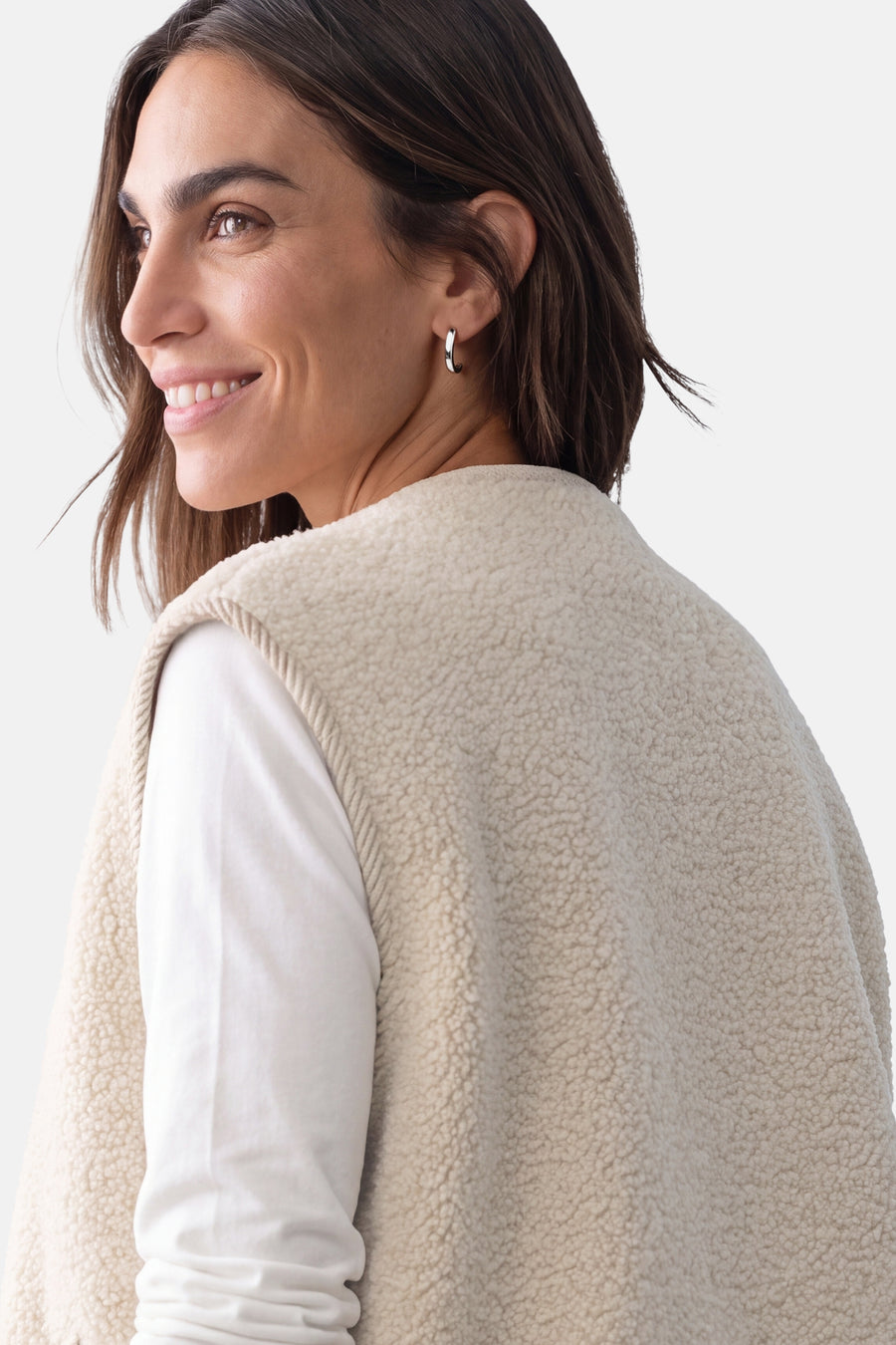Gilet beige en polaire douce de STREET ONE, vue de profil, avec bordure côtelée et manches blanches sous-jacentes