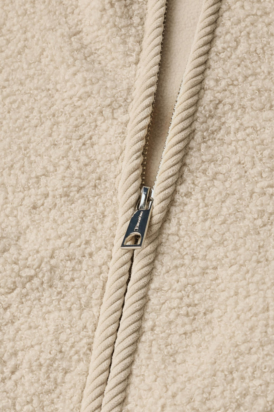 Gilet beige en tissu bouclé texturé par STREET ONE, fermeture éclair avec glissière métallique et bordure torsadée, vue rapprochée