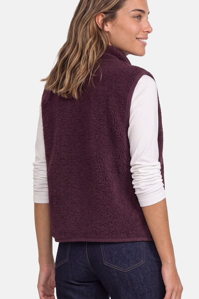 Gilet rouge en polaire texturée par STREET ONE, vue de profil, porté avec un haut blanc et un jean foncé