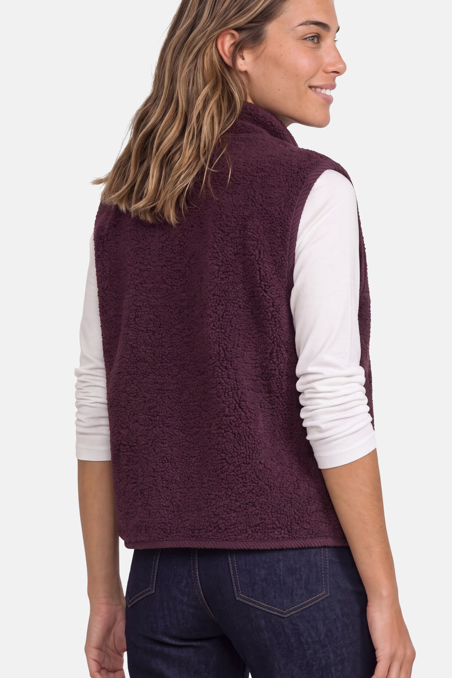 Gilet rouge en polaire texturée par STREET ONE, vue de profil, porté avec un haut blanc et un jean foncé