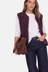 Gilet bordeaux en polaire douce par STREET ONE, porté avec un t-shirt blanc et un jean bleu foncé, vue de face.