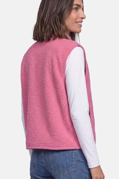 Gilet rose en polaire douce de STREET ONE, vue de profil, porté avec un haut blanc et un jean bleu