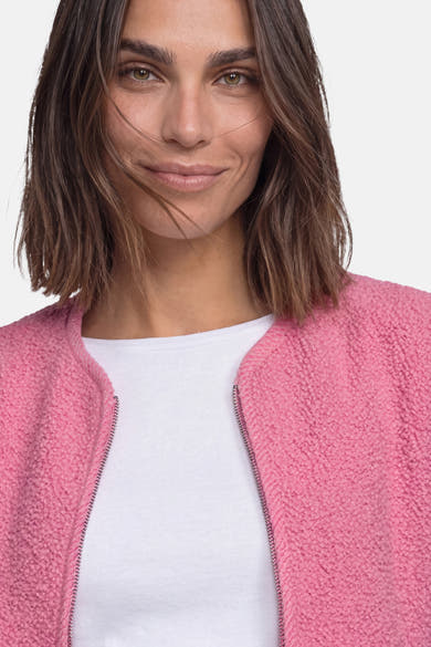 Gilet rose en polaire douce de STREET ONE, vue de face avec zip argenté, porté sur t-shirt blanc