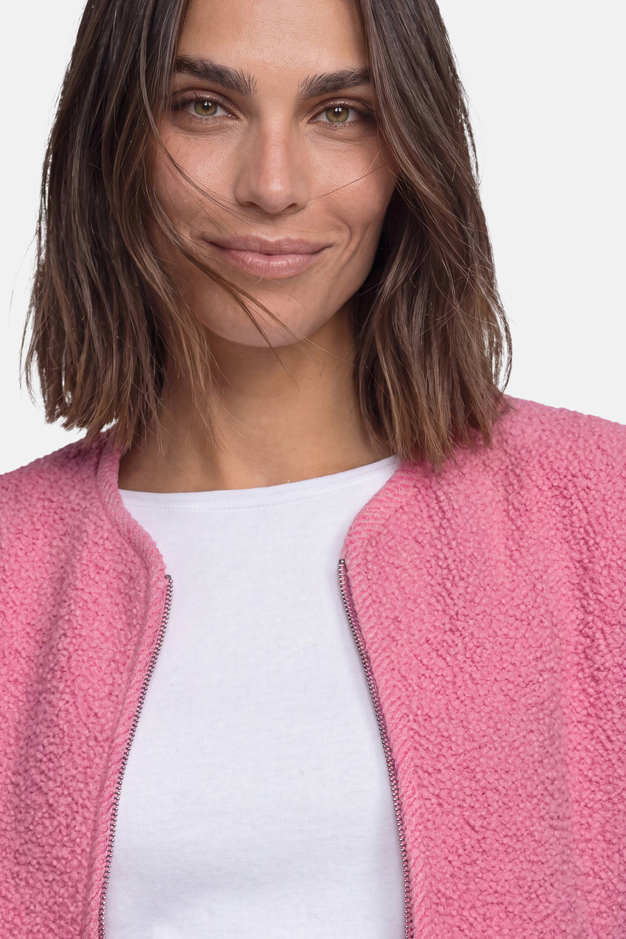 Gilet rose en polaire douce de STREET ONE, vue de face avec zip argenté, porté sur t-shirt blanc