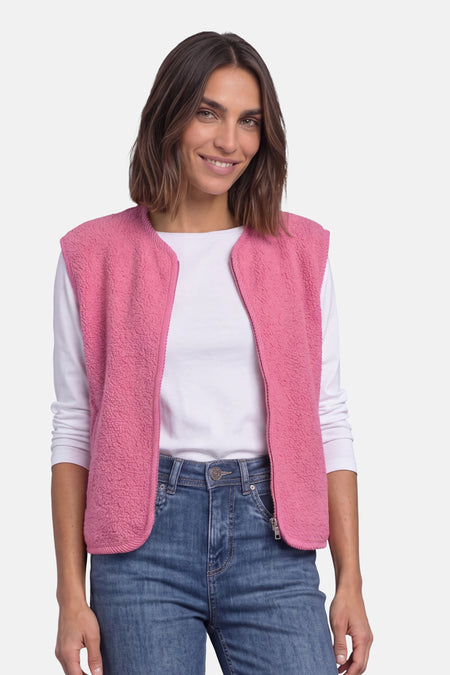 Gilet rose en polaire douce de STREET ONE, porté sur t-shirt blanc et jeans, vue frontale.