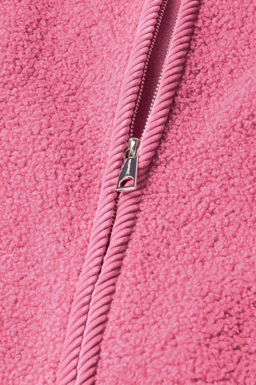 Gilet rose en polaire texturée par STREET ONE, fermeture éclair avec glissière métallique et bordure torsadée, vue rapprochée
