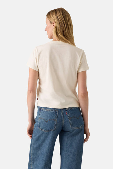 Ecru T-shirt met korte mouwen van Levi's, gedragen met een hoge taille blauwe jeans, achtergezicht.
