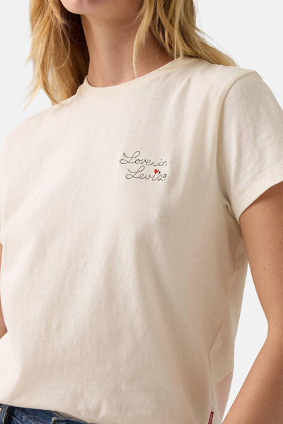 Ecru T-shirt met korte mouwen van Levi's®, met een geborduurd "Love in Levi's" motief en een klein rood hartje.