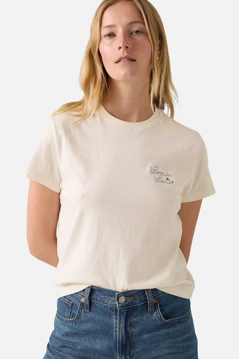 Ecru T-shirt met korte mouwen van Levi's, met geborduurd opschrift, gedragen met een blauwe jeans.
