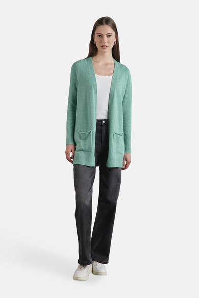 Cardigan vert par Street One, avec poches plaquées, porté sur un débardeur blanc et un jean noir délavé.