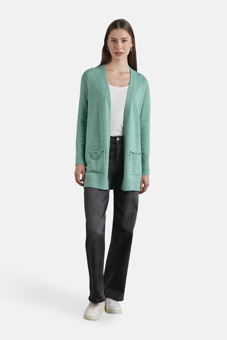 Cardigan vert par Street One, avec poches plaquées, porté sur un débardeur blanc et un jean noir délavé.