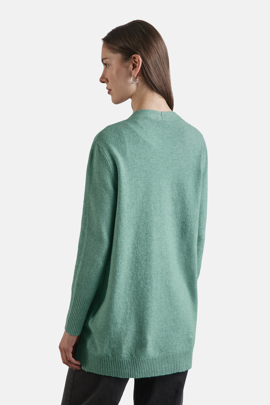 Groene cardigan van STREET ONE, met lange mouwen en geribbelde zoom, gedragen met een zwarte broek.