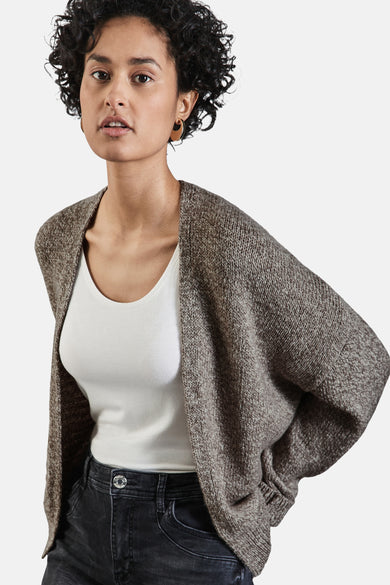 Beige vest van Street One, in getextureerd breiwerk, gedragen met een zwarte jeans.