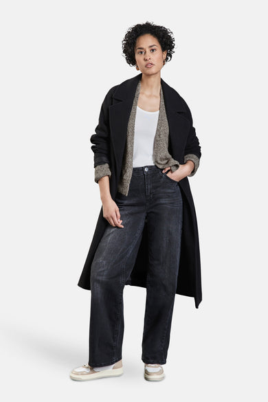 Gilet beige par Street One, porté sur un t-shirt blanc et sous un manteau noir.