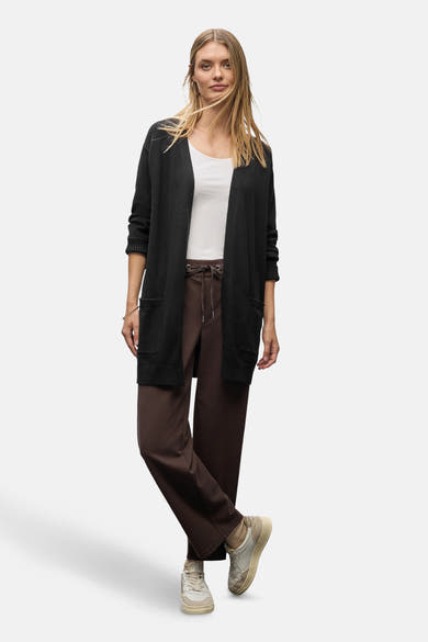 Gilet noir de STREET ONE, porté sur un t-shirt blanc et un pantalon marron, avec des poches plaquées.
