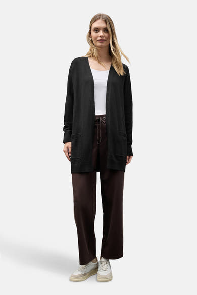 Gilet noir Street One avec poches plaquées, porté sur un t-shirt blanc et un pantalon marron.