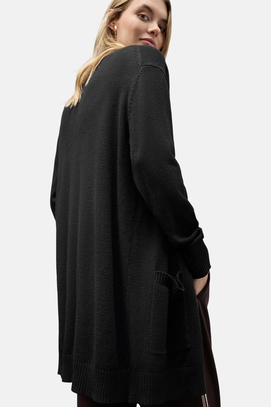 Gilet noir en maille par Street One, avec poches plaquées, porté sur un pantalon marron.