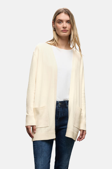 Ecru gilet van Street One, gedragen met een wit T-shirt, donkerblauwe jeans en bruine schoenen.