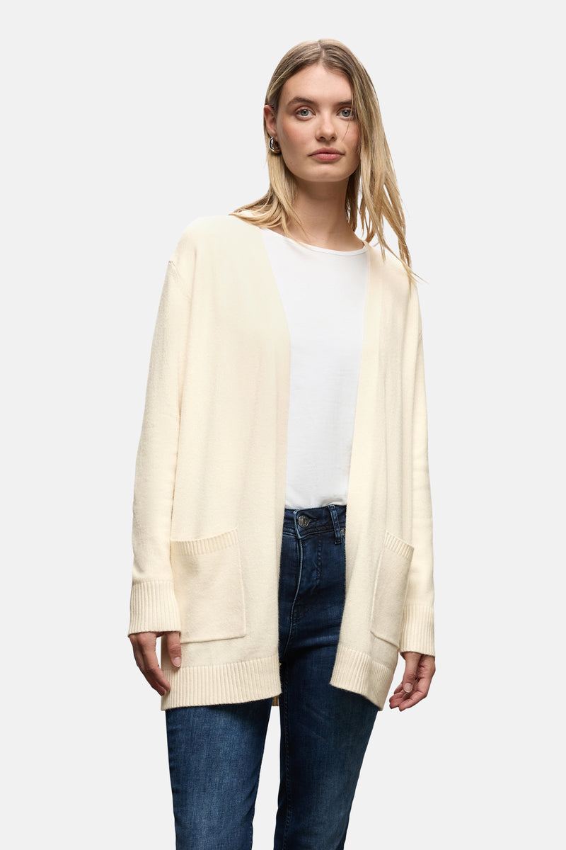 Ecru gilet van Street One, gedragen met een wit T-shirt, donkerblauwe jeans en bruine schoenen.