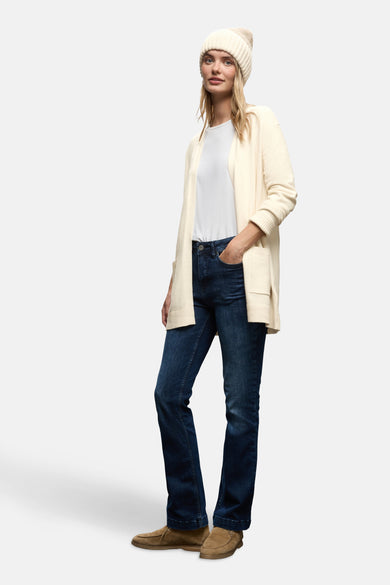Gilet écru de Street One, porté avec un t-shirt blanc, un jean bleu foncé et des chaussures marron.