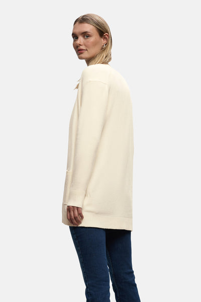 Ecru gilet van STREET ONE, gedragen met een donkerblauwe jeans, van opzij gezien.