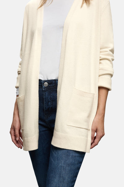 Ecru gilet van Street One met zakken en geribbelde zoom, gedragen over een wit T-shirt en een blauwe jeans.