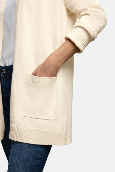 Ecru gilet van Street One met opgestikte zak en geribbelde manchetten, gedragen met een blauwe jeans.