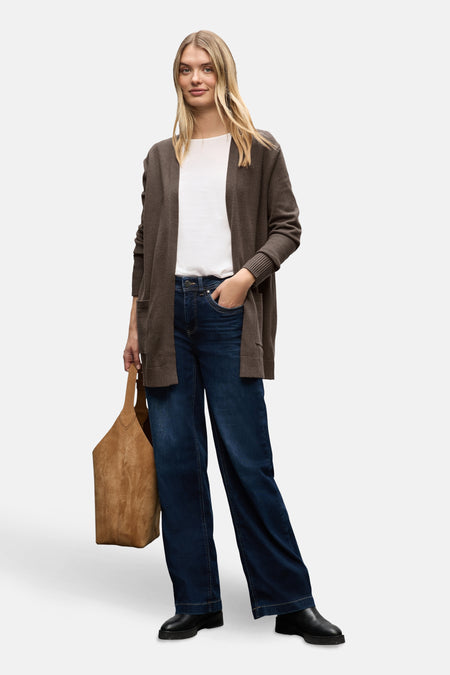 Bruin gilet van Street One, gedragen over een wit T-shirt met een wijde jeans en zwarte enkellaarsjes.
