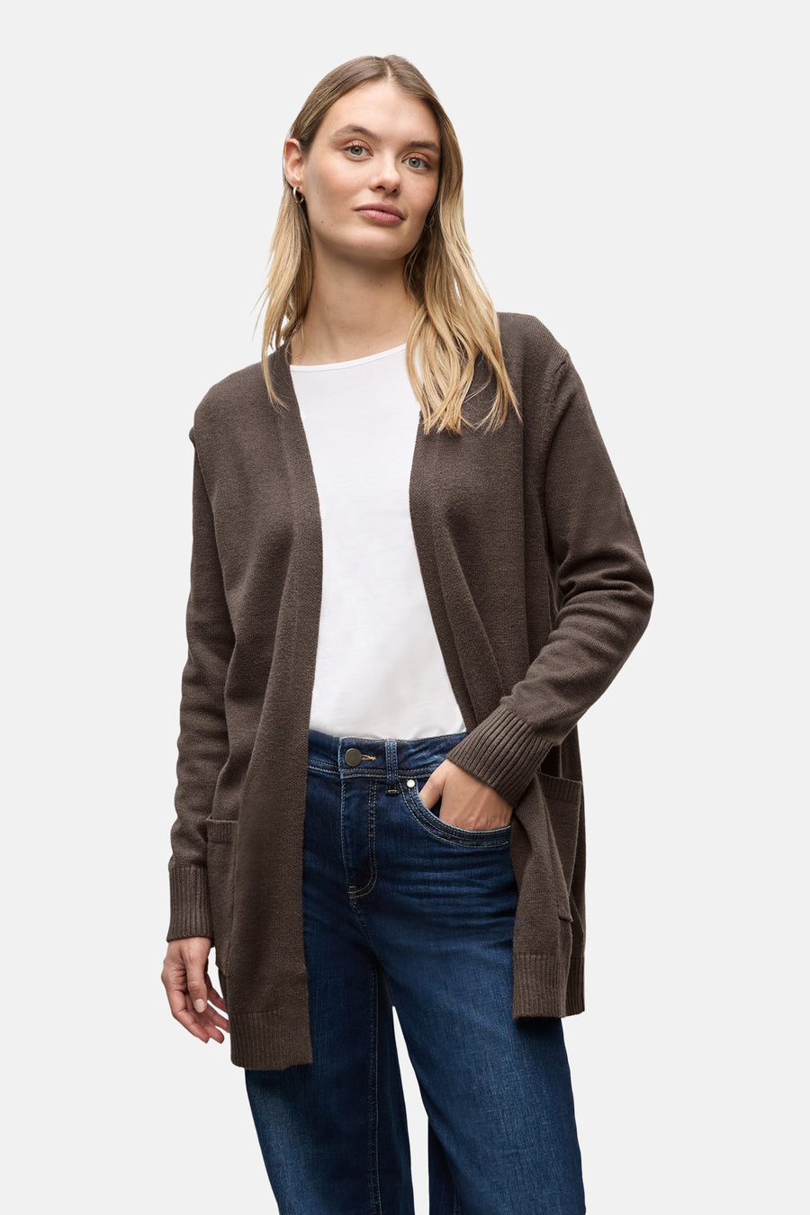 Bruin gilet van STREET ONE, gedragen over een wit T-shirt en een donkerblauwe jeans, met één hand in de zak.