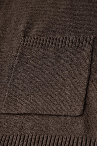Bruin vest van Street One, gebreide textuur met opgestikte zak en geribbelde boorden.
